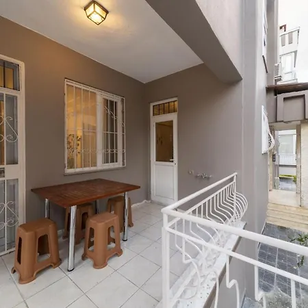 Vibrant Flat With Lovely Balcony In Muratpasa Lägenhet